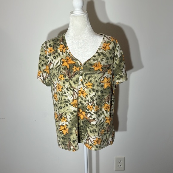 Women’s Set of Two V-Neck Short Sleeve Shirts - XL - Picture 8 of 12